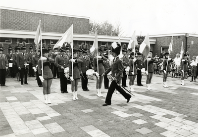 404212 Afbeelding van de presentatie van de 'color guards' van het Harmonie Orchest Utrecht bij de Marcuskerk ...